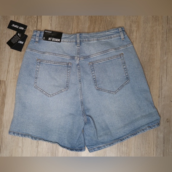 Hot Topic Hi-Rise Denim Mom Short - Picture 3 of 3